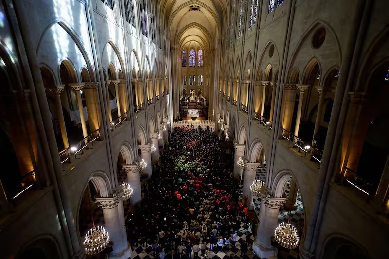 Emmanuel Macron : de la gloire de Notre-Dame à la dérision du quotidien