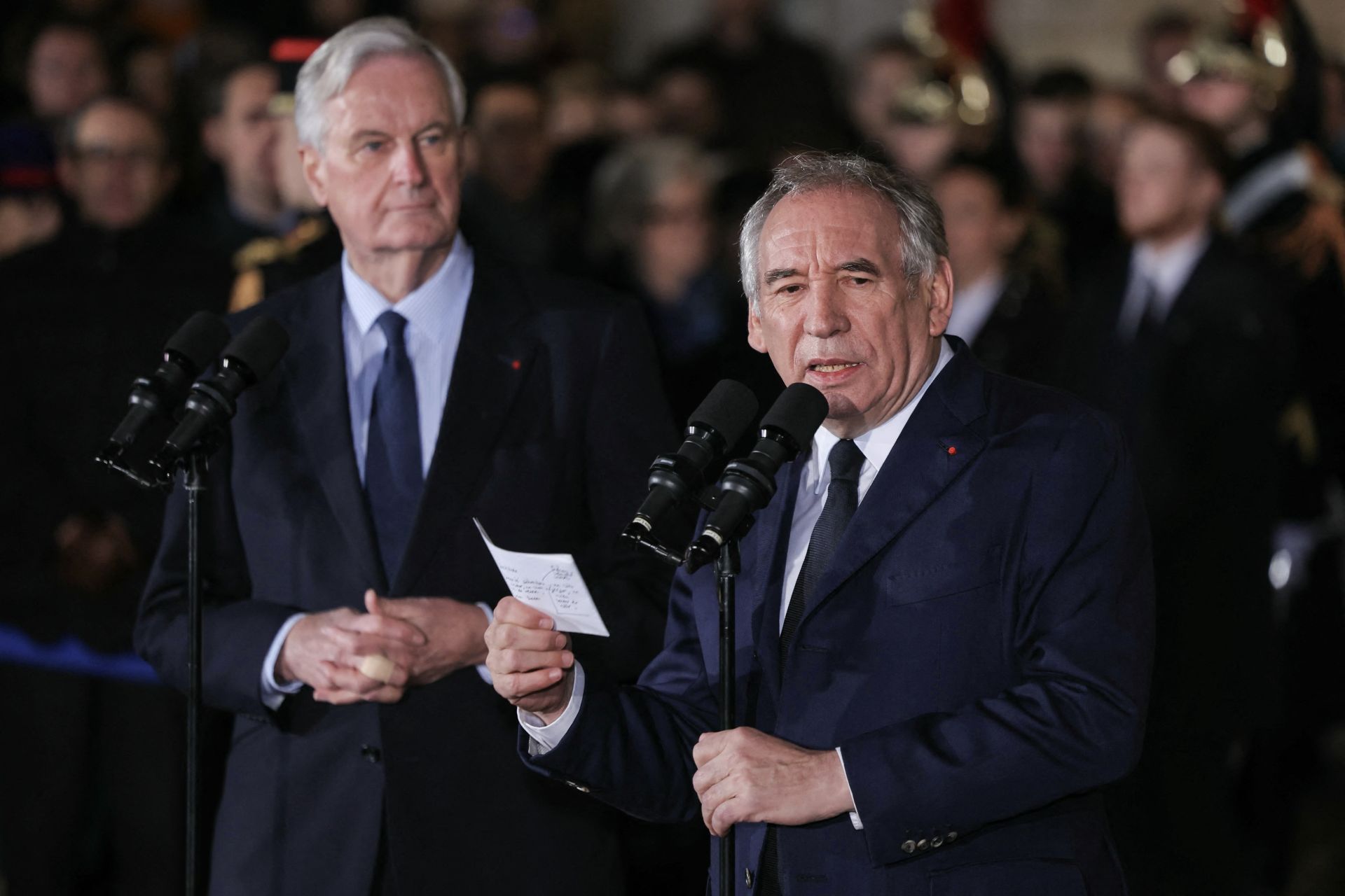 François Bayrou prend les rênes de Matignon dans un contexte politique tendu