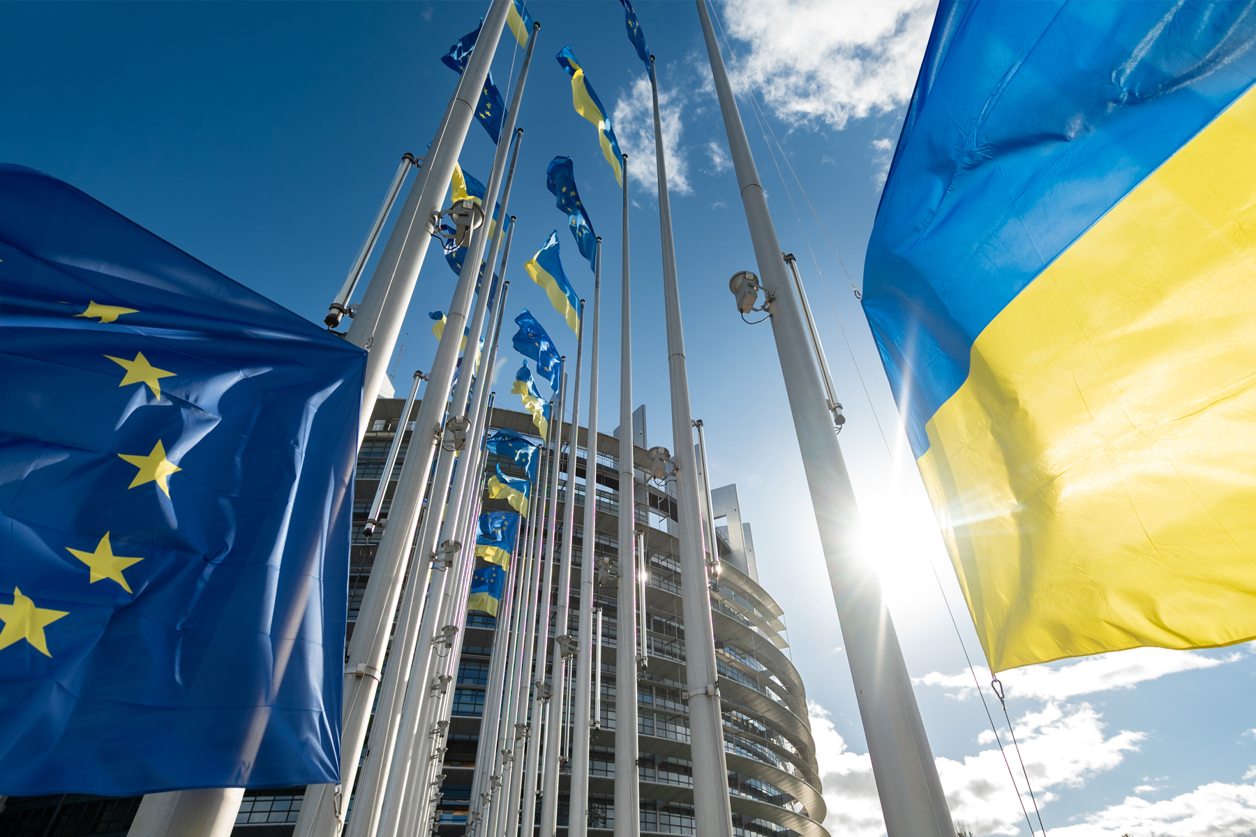 L’UE frappe Moscou : 16ᵉ vague de sanctions et soutien accru à l’Ukraine