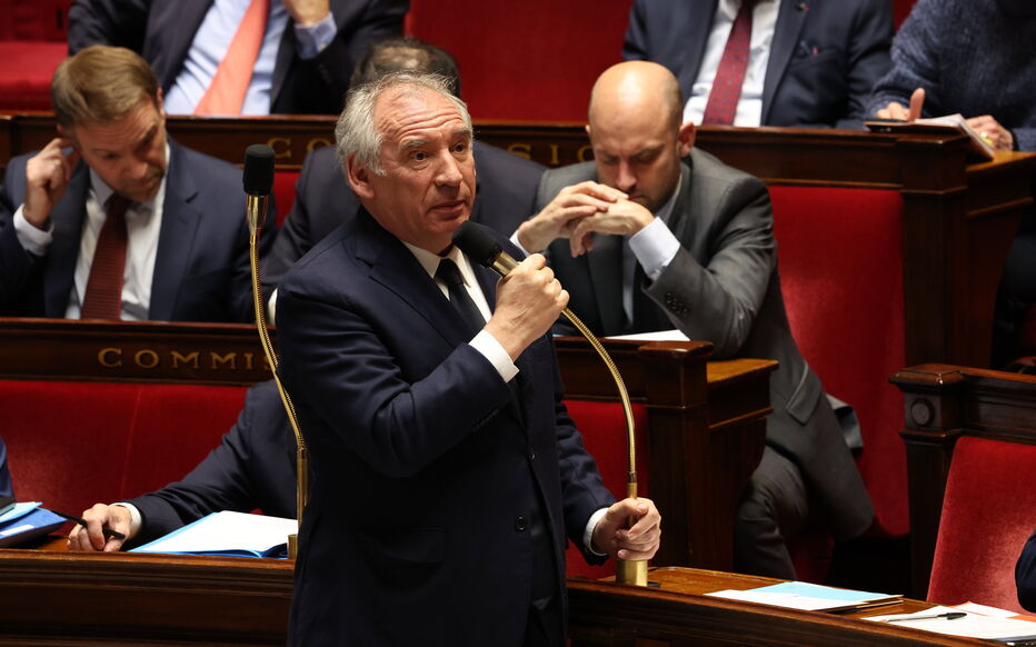 François Bayrou échappera à une sixième motion de censure du parti socialiste